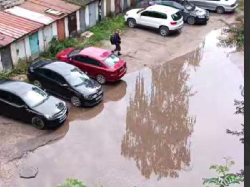 Гигантская лужа заставляет воронежцев плавать по дворам