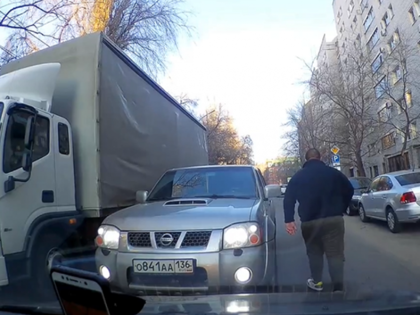 Кто прав?: Белый мститель спорно проучил водителя на запаркованной дороге в Воронеже 