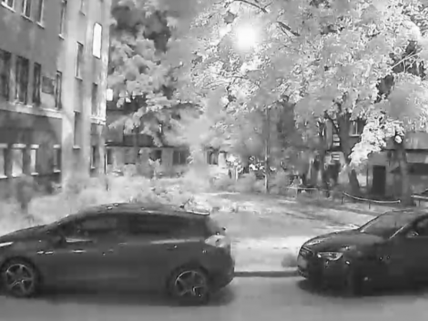 Искры сыпались на балконы: источник громких хлопков сняли на видео в центре Воронежа