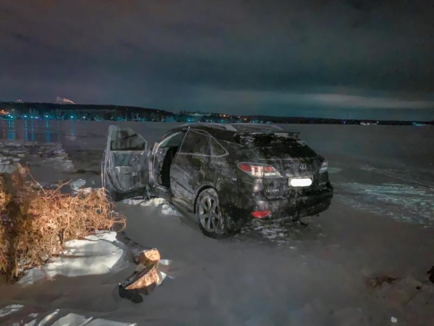 Из воронежского водохранилища достали затонувший Lexus