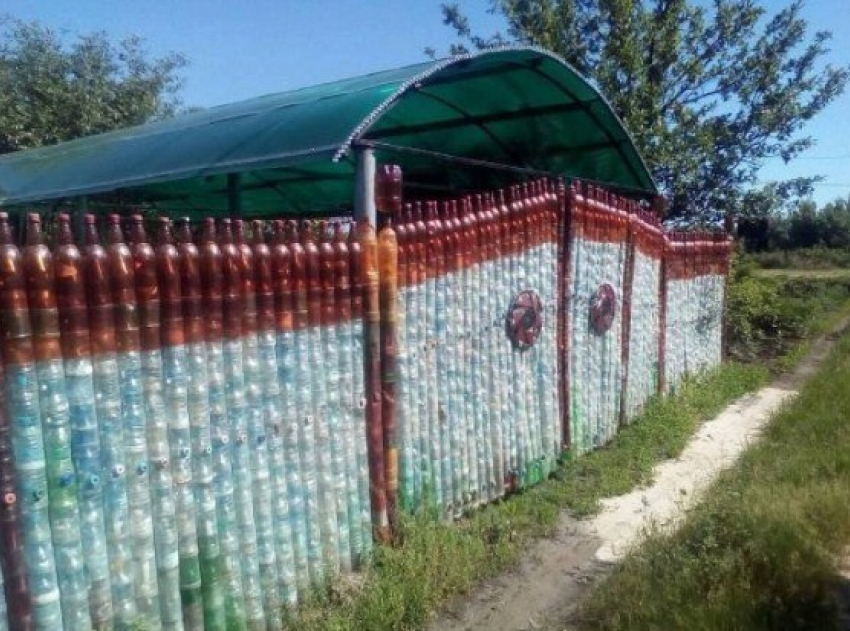 Двухметровый забор из бутылок нашли в Воронеже