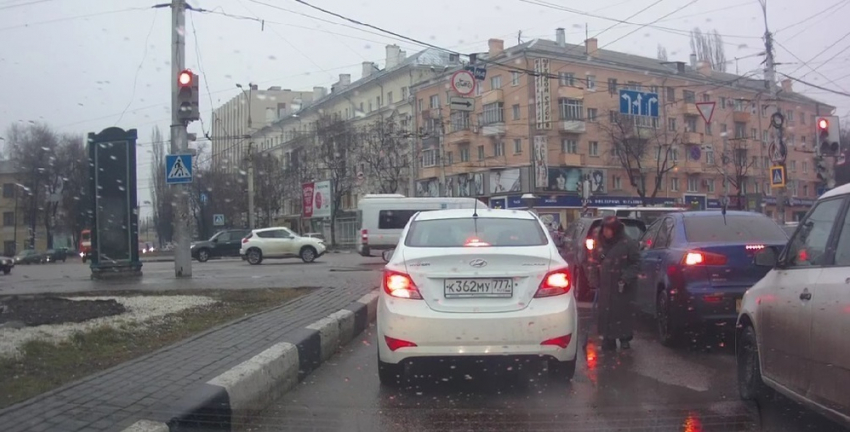 Попрошайка в центре Воронежа швырнула мелочь в салон автомобиля