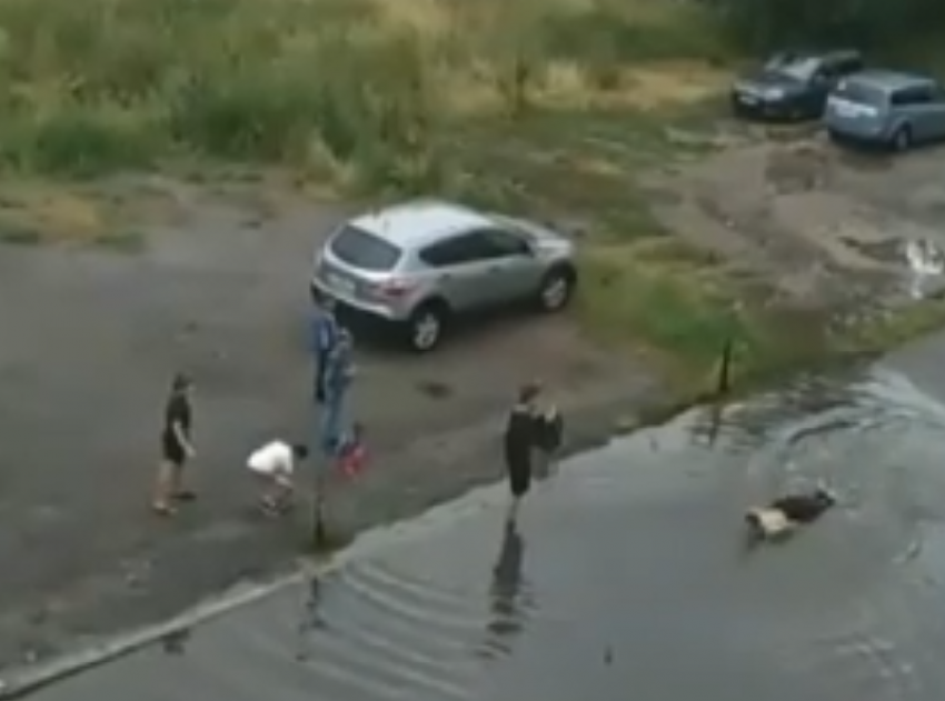 Кайфовые последствия ливня сняли на видео в Воронеже
