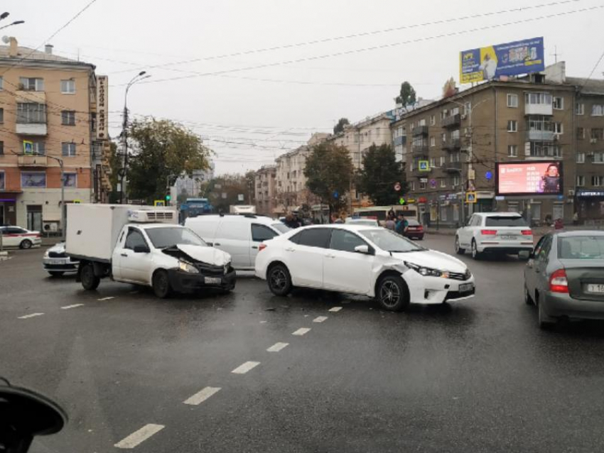 Авария на Заставе парализовала две улицы в центре Воронежа  