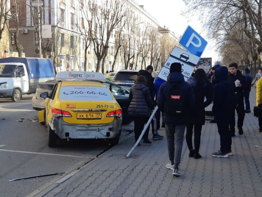 Массовое ДТП устроило такси на платной парковке в центре Воронежа