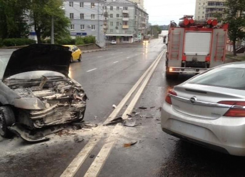В центре Воронежа автомобилисты устроили массовую аварию
