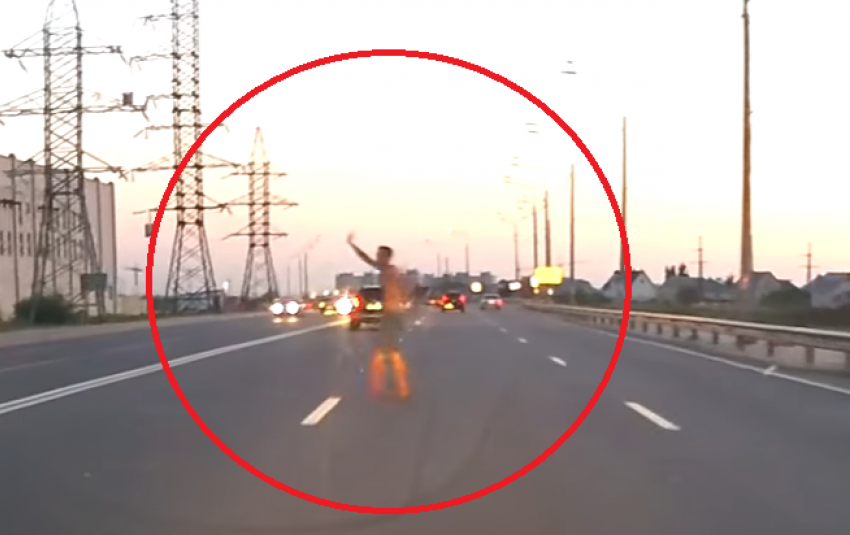 Неадекватный полуголый мужчина на дороге шокировал воронежских автомобилистов