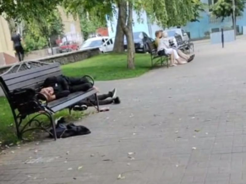 Детство и пьянство: контрасты популярного сквера наглядно показали в Воронеже