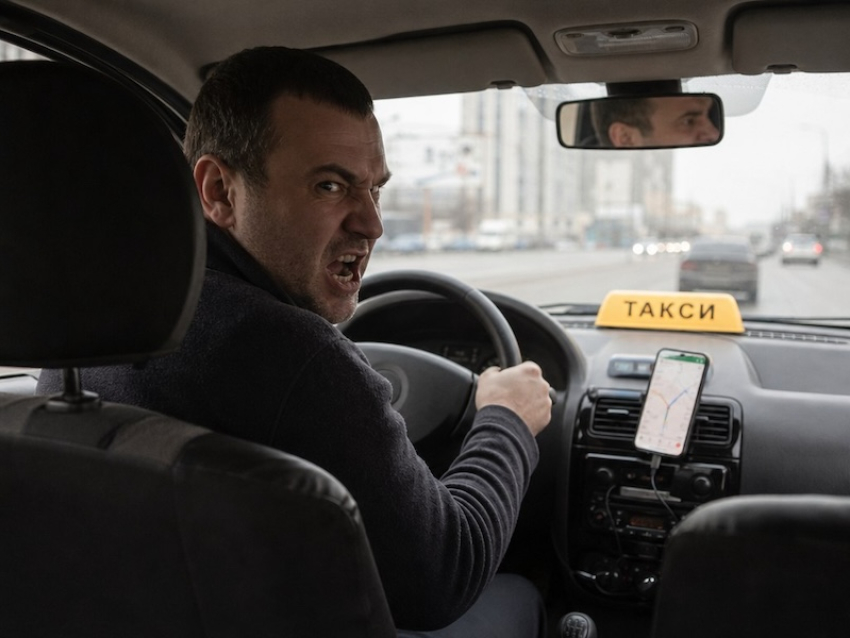 “Давайте будем людьми”: девушка умоляла таксиста отвезти её  домой в Шилово