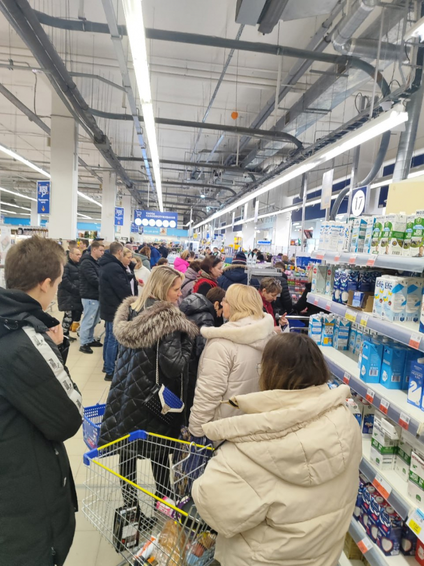 Новогодняя очередь за продуктами потрясла воронежцев
