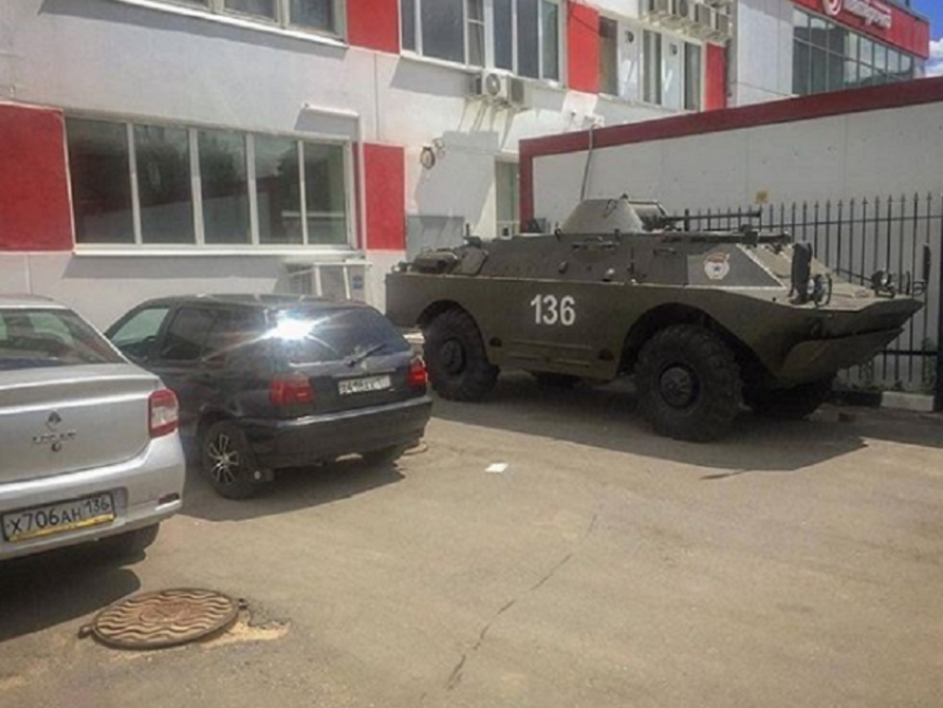 Брошенный на парковке супермаркета БРДМ сняли в Воронеже