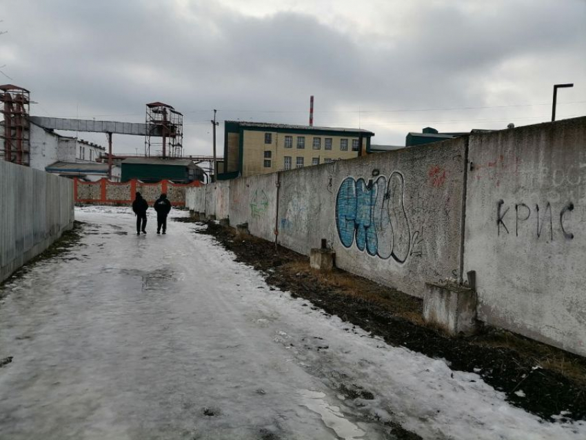 Об опасном заборе при въезде в Новохоперск сообщили жители Воронежской области