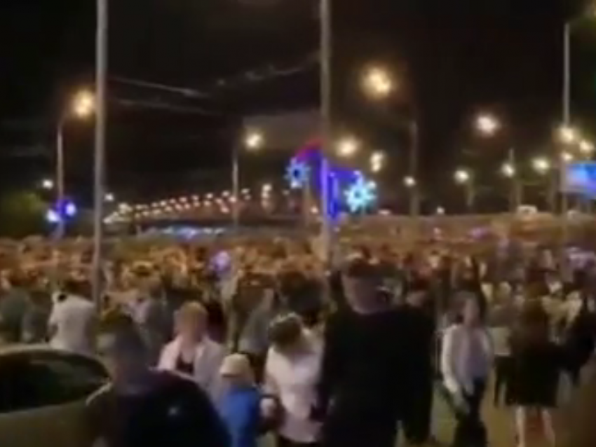Гигантский поток из людей сняли после салюта в Воронеже 