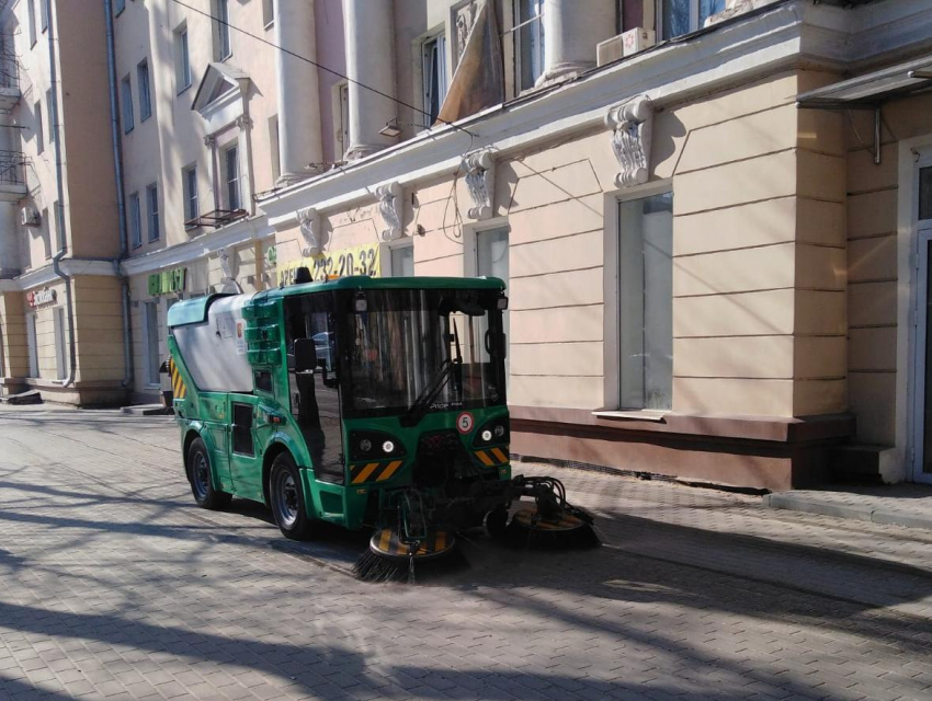 Дорожный пылесос «МК 2000» заменил дворников в Воронеже