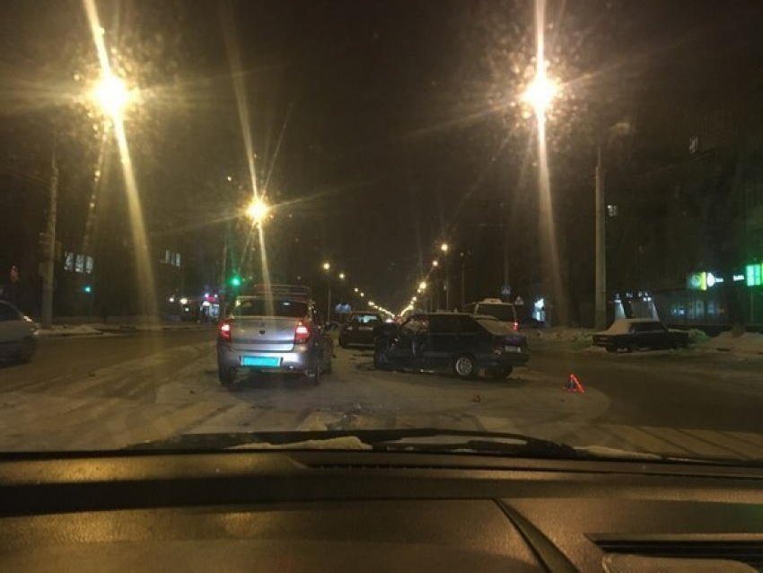 Последствия массового ДТП с микроавтобусом в Воронеже попали на видео