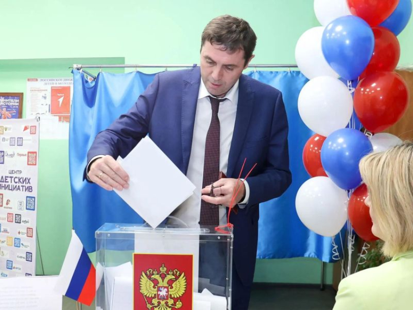 На выборах депутатов Госдумы проголосовал мэр Воронежа Сергей Петрин