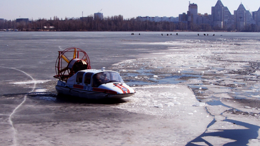 Воронежские спасатели ломают лед на водохранилище, чтобы уберечь горожан