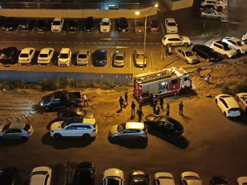 Пожарная машина застряла в песке по пути на ЧП с пострадавшим в Воронеже