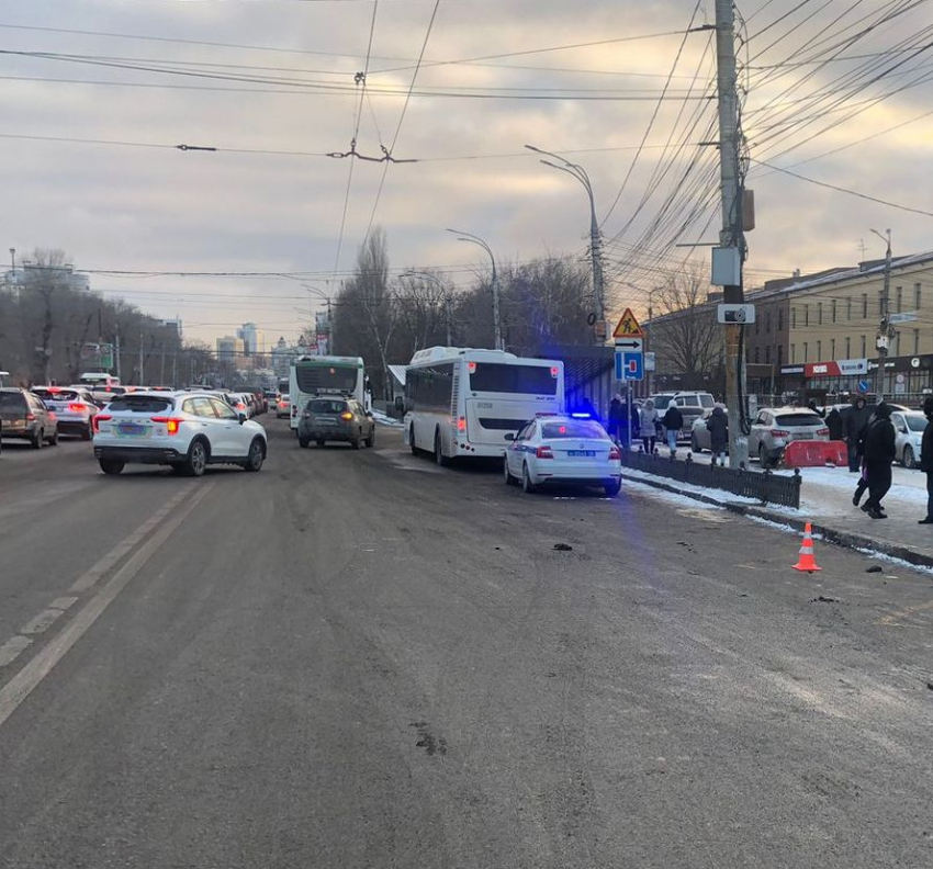 Пешехода зажало между машинами в Воронеже в несчастливую дату