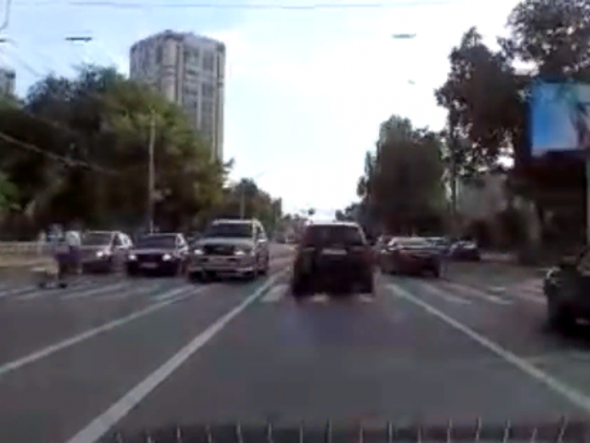  Land Cruiser чудом не сбил девушку на переходе и попал на видео в Воронеже