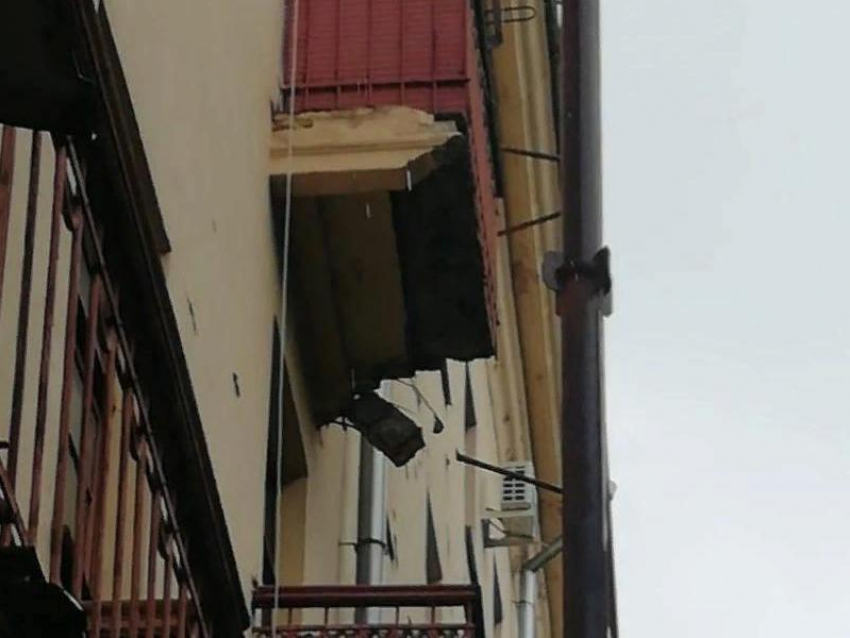Фрагмент балкона рухнул с четвертого этажа в центре Воронежа 