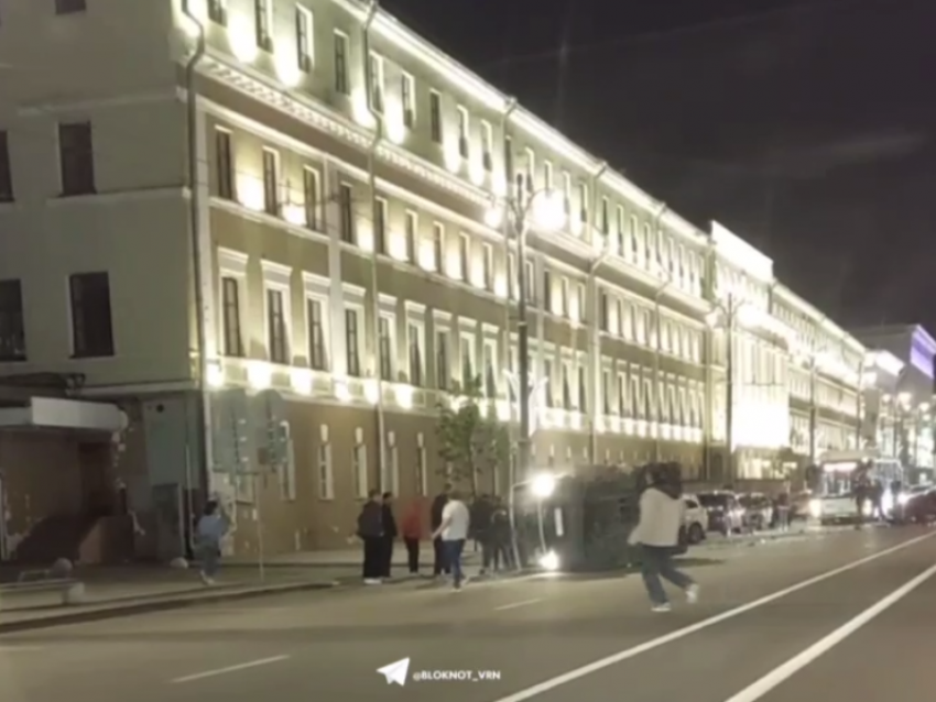 Опубликовано видео с перевернутым после ДТП автобусом в центре Воронежа 