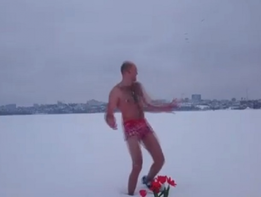 Воронежец в красных трусах устроил танец в снегу на водохранилище