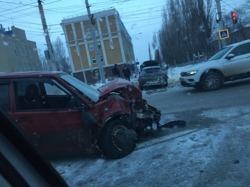 Жуткие последствия ДТП на перекрестке сфотографировали в Воронеже