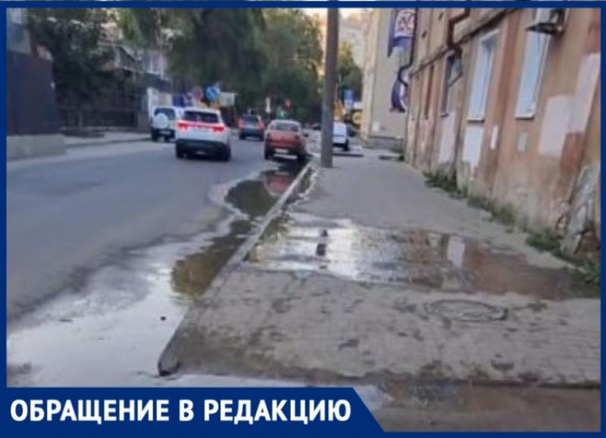 Коммунальный ручеек пробурил стену дома в центре Воронежа