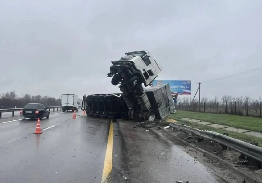 Большегруз встал на дыбы после падения на трассе под Воронежем: опубликовано фото