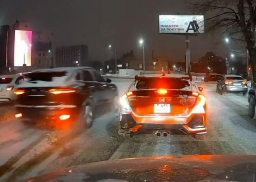 «Король дороги» на машине без номеров попал на видео в Воронеже