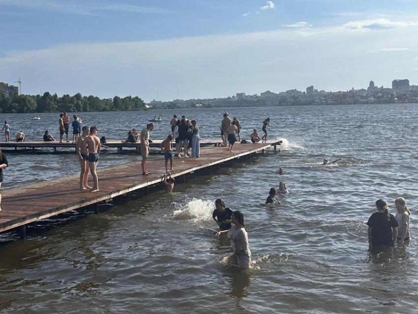  Отдыхающие массово бросили вызов запретам на пляже в Воронеже 