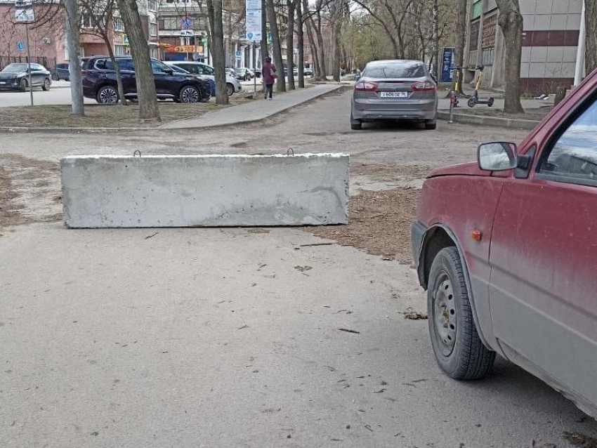 Приходится таранить: “блок для колясок” установили в воронежском дворе