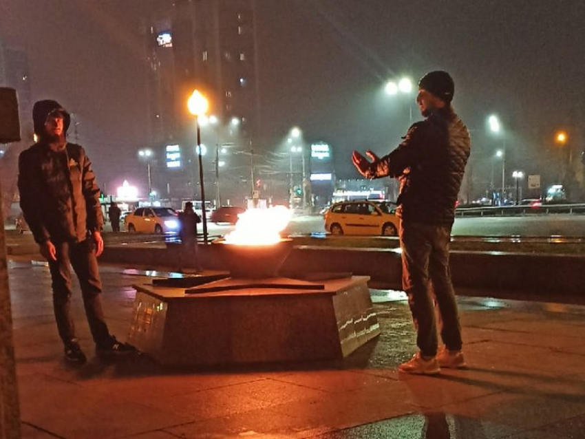 Осквернение Вечного огня разглядела прохожая на памятнике Славы в Воронеже