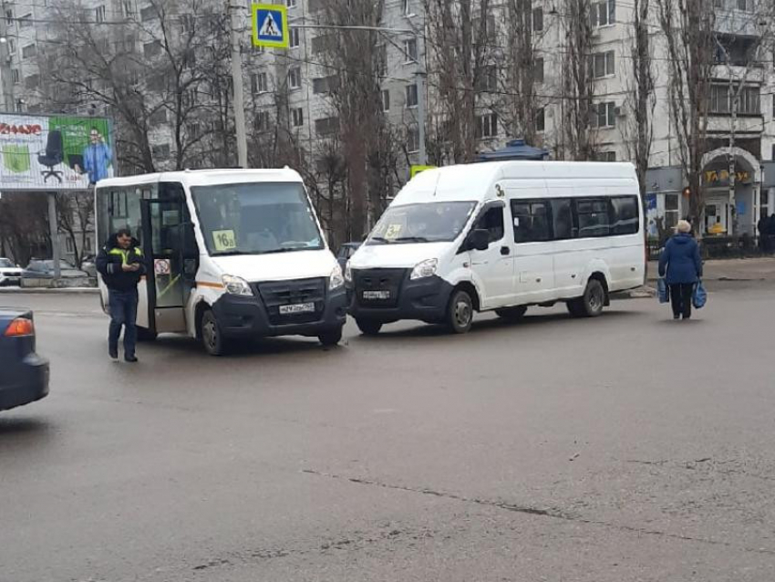 Перевозчик отрицает гонки в ДТП с маршрутками-конкурентами в Воронеже