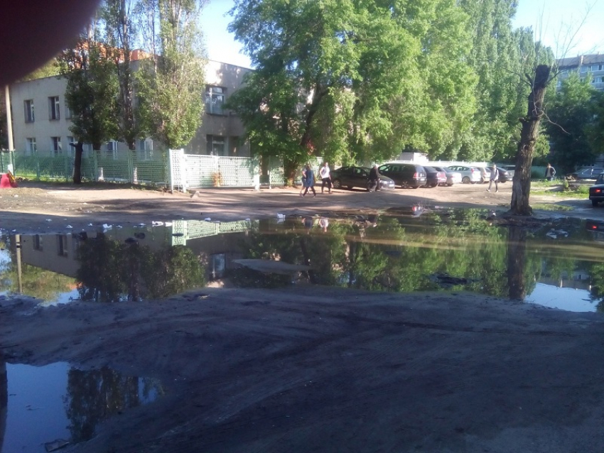 Огромная зловонная лужа мешает пройти к детскому саду в Воронеже