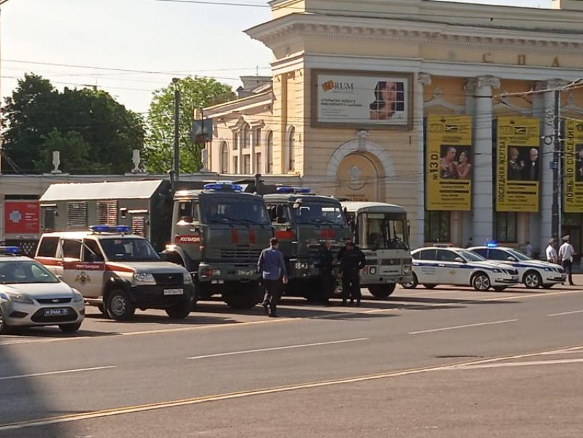 Автозаки и полицию стянули в центр Воронежа