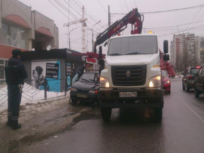 На видео попал эвакуатор, создающий затор в самом пробочном месте Воронежа