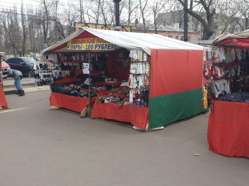 Ни коронавирус, ни губернатор не пугают уличных торговцев в Воронеже