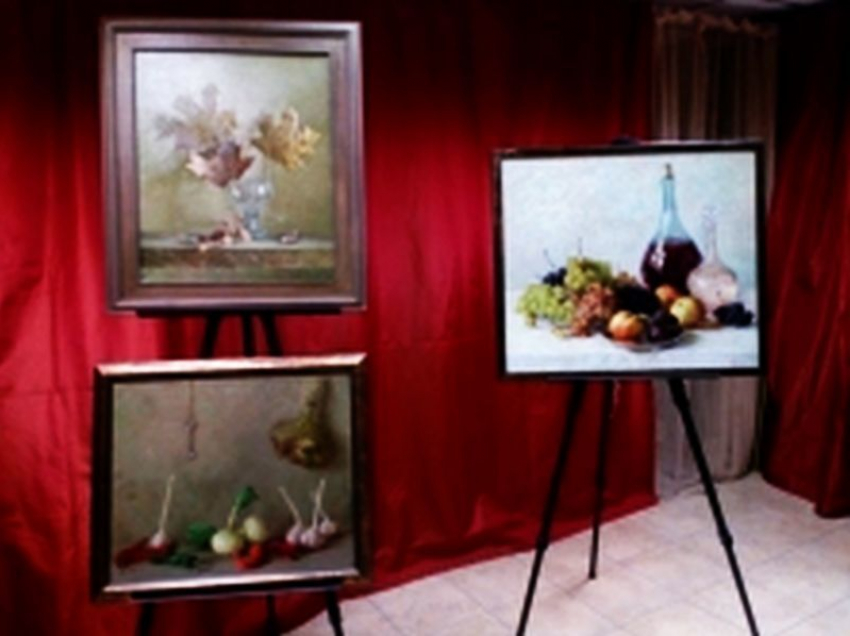 Чтобы погасить долг, приставы забрали восемь картин у воронежского живописца