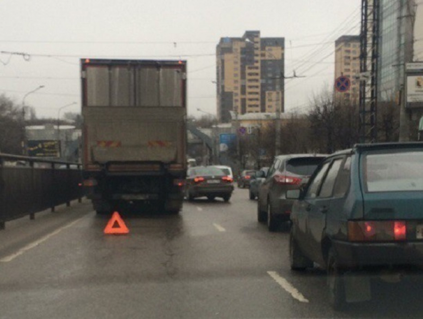 Московский проспект Воронежа превратился в сплошную пробку из-за ДТП с грузовиком