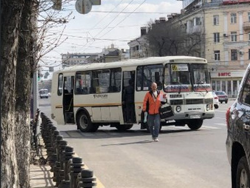 В изолированном Воронеже пожилой мужчина попал под колеса маршрутки