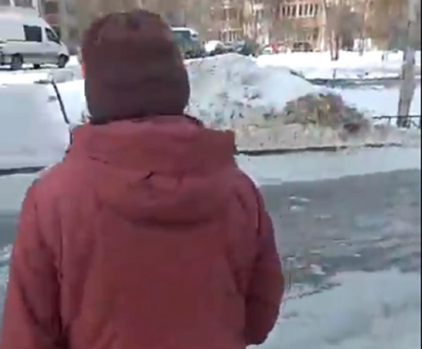 На видео попало, как женщина желает загореться деньгам в руках «пучеглазой лягушки»