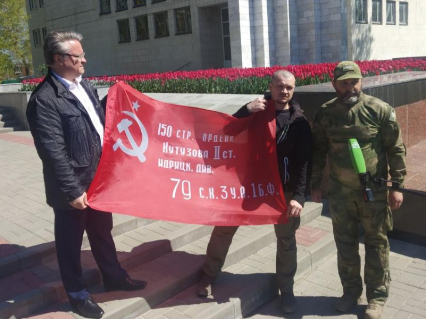 Знамя для «героической бабушки» приехало из Донбасса в Воронеж 