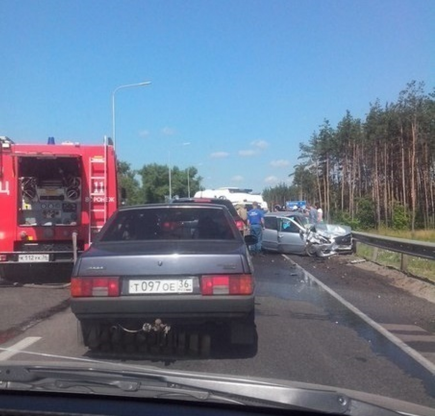 В Воронеже водитель «Шевроле Кобальт» спровоцировал ДТП, в котором пострадало 4 человека 