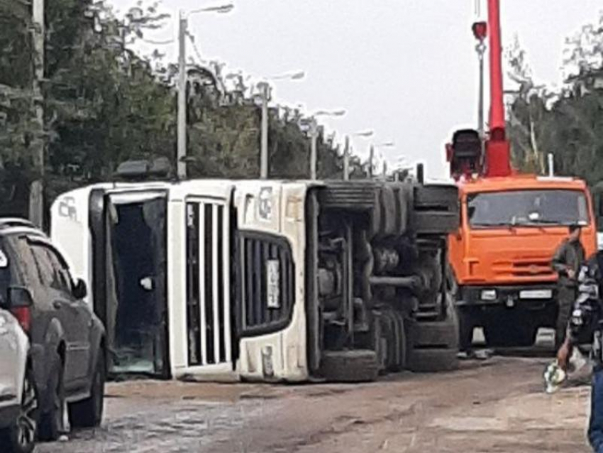 Опубликовано фото перевернутой фуры на дороге в Воронеже 