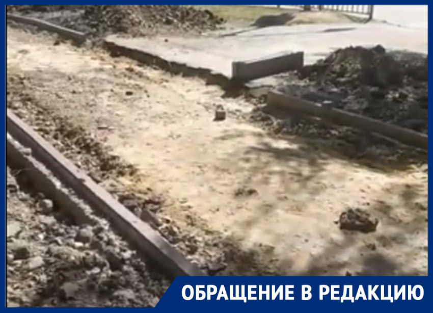 Чиновники заявили о подставе подрядчика с разбитым тротуаром у школы в Воронеже