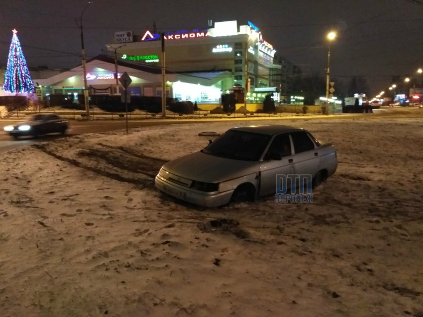 В Воронеже ночью ВАЗ «без водителя» протаранил кольцо «Аксиомы»