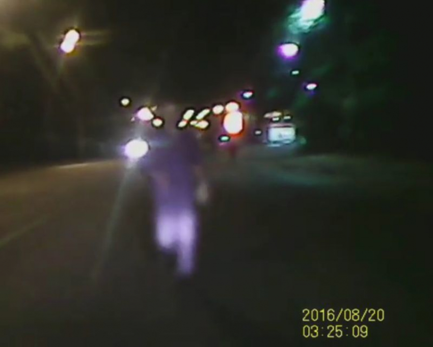 В Воронеже ночью неадекватный мужчина кидался на автомобили