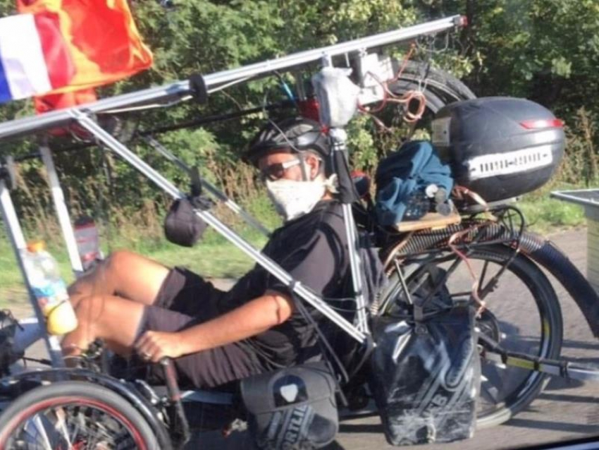 Велосипедиста в непривычной позе заметили на воронежской трассе